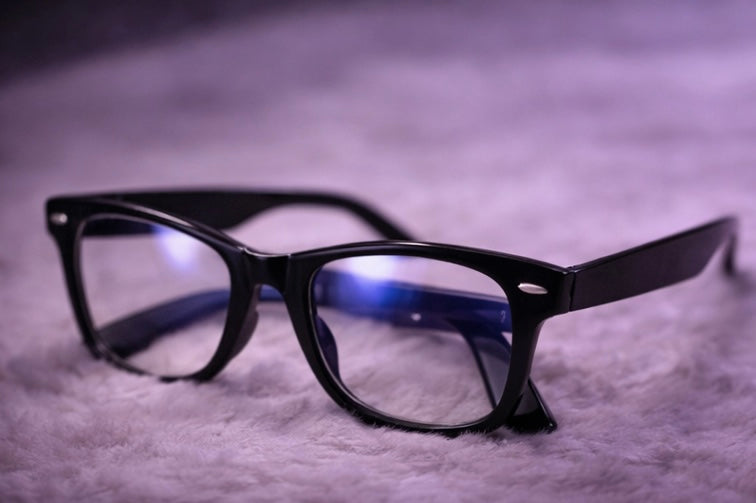 VIZORA siyah çerçeveli mavi ışık koruyucu gözlük, modern ve premium tasarım.