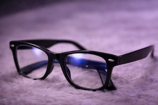 VIZORA siyah çerçeveli mavi ışık koruyucu gözlük, modern ve premium tasarım.